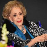 Entre empujones y mariachi, Silvia Pinal reaparece para ser homenajeada por 75 años de carrera